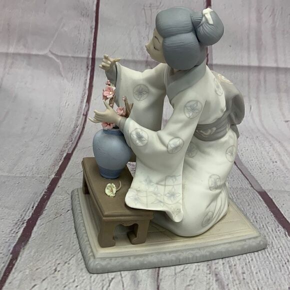 VTG Lladro Geisha Girl Arranging Flowers #4840 Matte Porcelain Figurine 7.75 - Picture 11 of 13